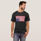 Ondersteboven Amerikaanse vlag US in nood T-shirt (Voorkant volledig)