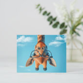 Ondersteboven Giraffe in wolken met een bril Briefkaart (Staand voorkant)