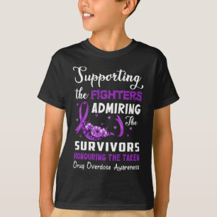 Ondersteunende strijders die de overdosis van een t-shirt