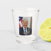 ONDERTEKEND DOOR PRESIDENT TRUMP.... SHOT GLAS (Voorkant)