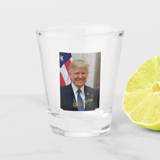 ONDERTEKEND DOOR PRESIDENT TRUMP.... SHOT GLAS (Voorkant)