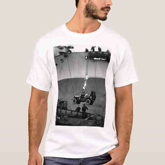 Onderweg.  Een jeep uit het afbeelding van de Oorl T-shirt (Voorkant)