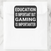 Onderwijs is belangrijk, maar games zijn belangrij vierkante sticker (Tas)