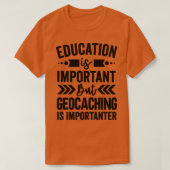 Onderwijs is belangrijk, maar geocaching is belang t-shirt (Design voorkant)