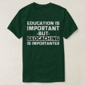 Onderwijs is belangrijk, maar geocaching is belang t-shirt (Design voorkant)
