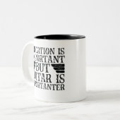 Onderwijs is belangrijk, maar gitaar is belangrijk tweekleurige koffiemok (Voorkant links)