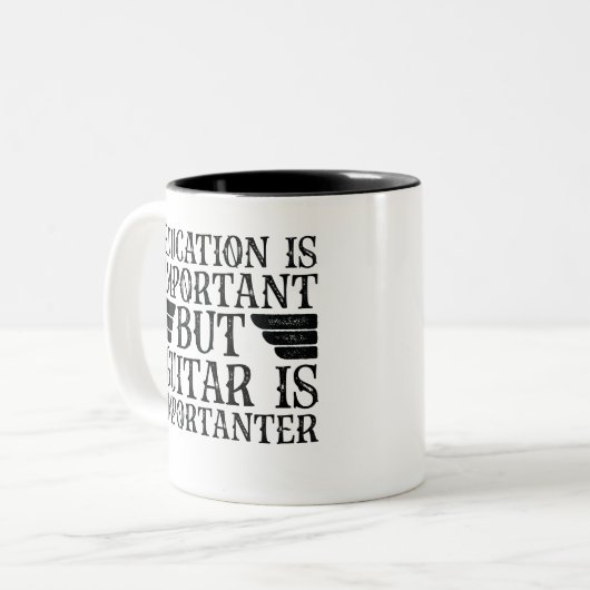 Onderwijs is belangrijk, maar gitaar is belangrijk tweekleurige koffiemok (Voorkant links)