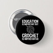 Onderwijs is belangrijk, maar haken is belangrijk ronde button 5,7 cm (Voorkant /achterkant)