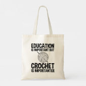 Onderwijs is belangrijk, maar haken is belangrijk tote bag (Achterkant)