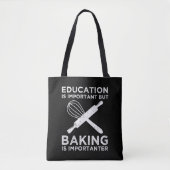 Onderwijs is belangrijk, maar het bakken is belang tote bag (Voorkant)