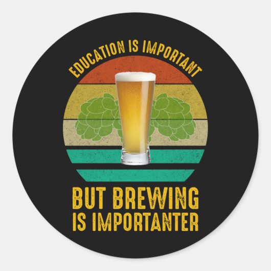 Onderwijs is belangrijk, maar het brouwen is belan ronde sticker (Voorkant)