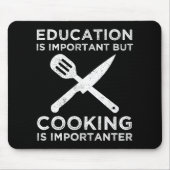 Onderwijs is belangrijk, maar koken is belangrijk muismat (Voorkant)