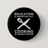 Onderwijs is belangrijk, maar koken is belangrijk ronde button 5,7 cm (Voorkant)