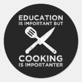 Onderwijs is belangrijk, maar koken is belangrijk ronde sticker (Voorkant)