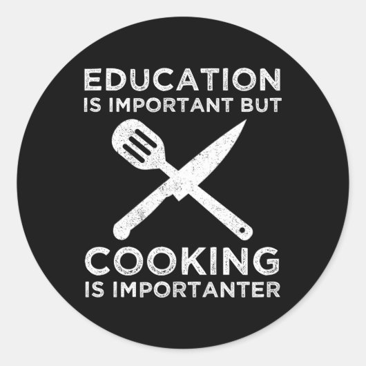 Onderwijs is belangrijk, maar koken is belangrijk ronde sticker (Voorkant)