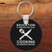 Onderwijs is belangrijk, maar koken is belangrijk sleutelhanger (Voorkant)