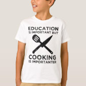 Onderwijs is belangrijk, maar koken is belangrijk t-shirt (Voorkant)