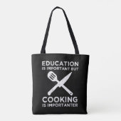 Onderwijs is belangrijk, maar koken is belangrijk tote bag (Achterkant)