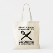 Onderwijs is belangrijk, maar koken is belangrijk tote bag (Achterkant)