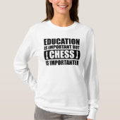 Onderwijs is belangrijk, maar schaak is belangrijk t-shirt (Voorkant)