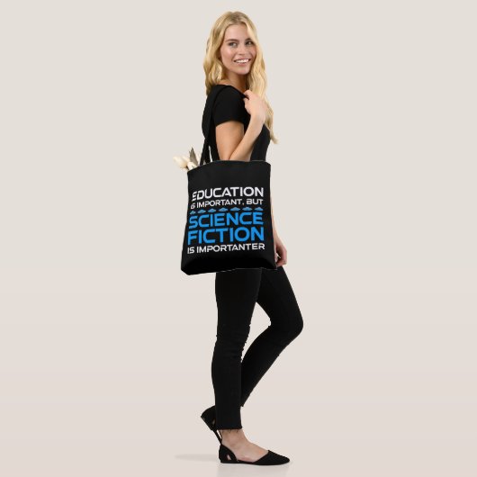Onderwijs is belangrijk, maar sci-fi is belangrijk tote bag (Op model)