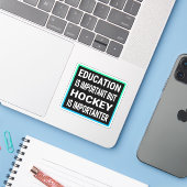 Onderwijs is belangrijk, maar sleutel is belangrij sticker (Laptop met iPhone)