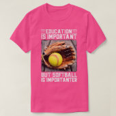 ONDERWIJS IS BELANGRIJK, MAAR SOFTBAL IS BELANGRIJ T-SHIRT (Design voorkant)