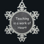 Onderwijswerk — Heart Chalkboard Design Cadeauidee Tin Sneeuwvlok Ornament<br><div class="desc">Leerwerkzaamheden Hart leraar Chalkboard design leraar Gift Idea kerstboomversiering</div>