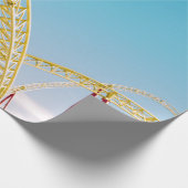 Onderzetter met gele en rode rol onder blauwe heme cadeaupapier (Hoek)