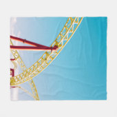 Onderzetter met gele en rode rol onder blauwe heme fleece deken (Voorkant (Horizontaal))