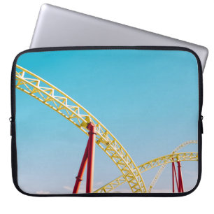 Onderzetter met gele en rode rol onder blauwe heme laptop sleeve