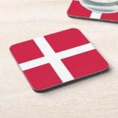 Onderzetter van harde kunststof met Deense vlag (Linkerzijde)
