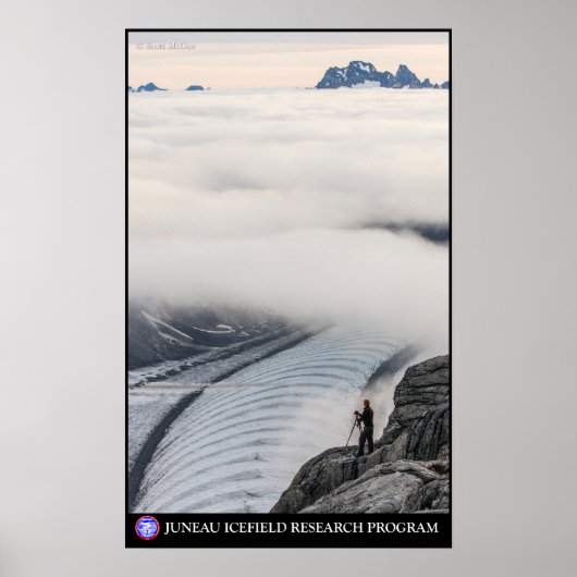 Onderzoek nabij de Gilkey-Tiny - Juneau Icefield Poster (Voorkant)