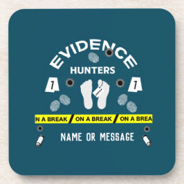 Onderzoekster voor criminalistiek in de forensisch bier onderzetter