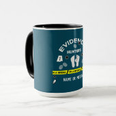 Onderzoekster voor criminalistiek in de forensisch mok (Voorkant links)