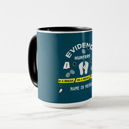 Onderzoekster voor criminalistiek in de forensisch mok (Voorkant links)