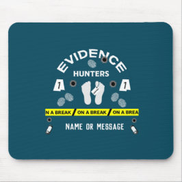 Onderzoekster voor criminalistiek in de forensisch muismat