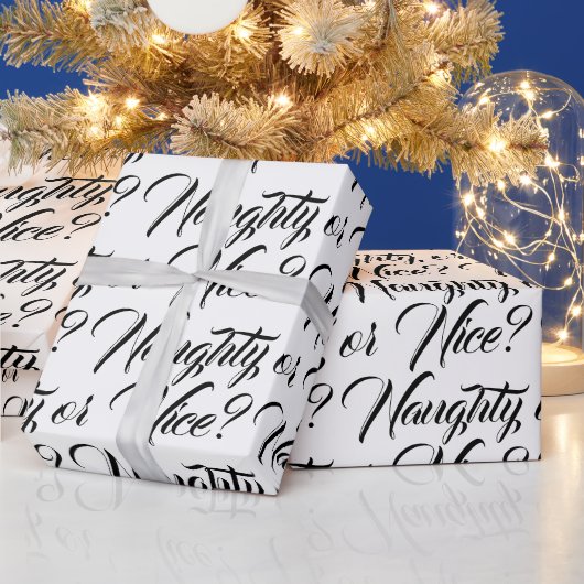 Ondeugend of Mooi wit zwart modern script grappig Cadeaupapier (Feestdagen)