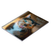 Ondeugende driekleurige kat tong uit notebook notitieboek (Linkerzijde)