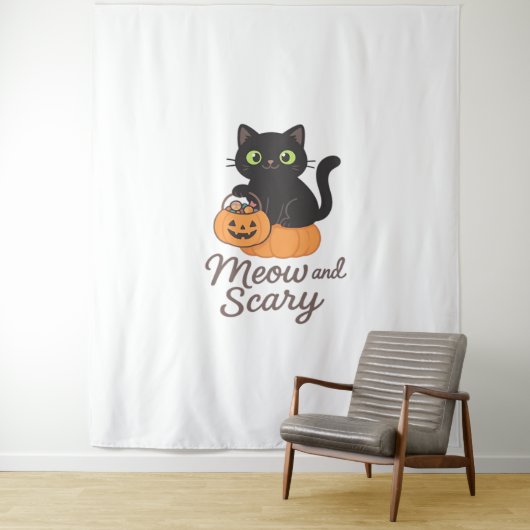 Ondeugende zwarte kat met gloeiende groene ogen op wandkleed (In situ)