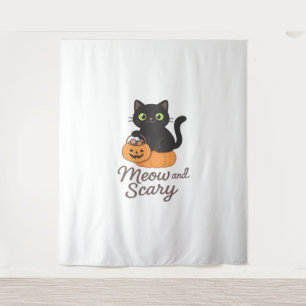 Ondeugende zwarte kat met gloeiende groene ogen op wandkleed