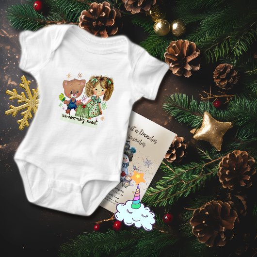 Ondraaglijk lieve teddybeer en een meisje romper