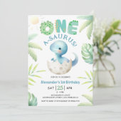 One A-Saurus Boy Dinosaur 1st Birthday Invitation Kaart (Staand voorkant)