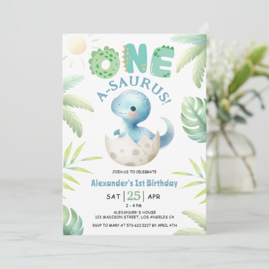 One A-Saurus Boy Dinosaur 1st Birthday Invitation Kaart (Staand voorkant)