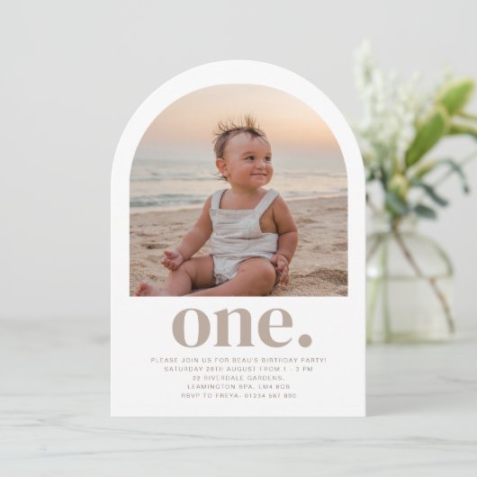 One Arch Foto Eerste Verjaardag Uitnodiging (Staand voorkant)