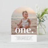 One Arch Foto Eerste Verjaardag Uitnodiging (Staand voorkant)