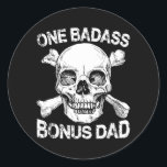 One Badass Bonus Dad Birthday Vaderdag Step Ronde Sticker<br><div class="desc">Een Badass Bonus pa Birthday Vaderdag Step dad Gift. Perfect gift voor je vader,  moeder,  papa,  mannen,  vrouwen,  vriend en familieleden op de dag van de Thanksgiving,  kerstdag,  Moederdag,  vaderdag,  4 juli,  1776 Onafhankelijke dag,  Veteranendag,  Halloween Dag,  Patrick's Day</div>