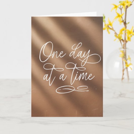 "One Day at a Time" Script Encouragement Card Kaart (Gele Bloem)