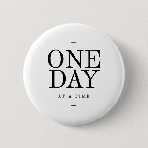 One Day Inspirating Sobriety Quote White Black Ronde Button 5,7 Cm