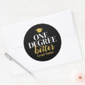 One Degree Better - Afstudeerder Naam en Pet - Zwa Ronde Sticker (Envelop)